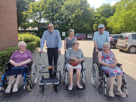 Vrijwilligers gaan met bewoners wzc StAntonius Grembergen op uitstap -c- Eleonora Hof.jpg