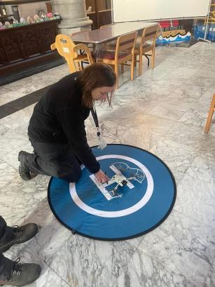 Een ploeg van MONUMENTENWACHT bracht een bezoek aan onze kerk. Na een grondige inspectie met drone, ladders en touwen konden ze hun bezoek afsluiten en ons advies geven in het onderhoud en de noden van het gebouw. 