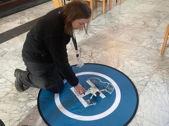 Een ploeg van MONUMENTENWACHT bracht een bezoek aan onze kerk. Na een grondige inspectie met drone, ladders en touwen konden ze hun bezoek afsluiten en ons advies geven in het onderhoud en de noden van het gebouw. 
